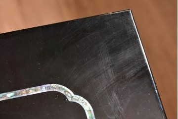 中古　美品　高級品　螺鈿細工の風景装飾が映える黒塗りの飾り棚　(R-085290)