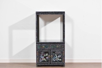 中古　美品　高級品　螺鈿細工の風景装飾が映える黒塗りの飾り棚　(R-085290)