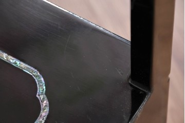 中古　美品　高級品　螺鈿細工の風景装飾が映える黒塗りの飾り棚　(R-085290)