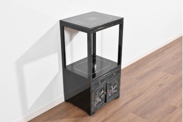 中古　美品　高級品　螺鈿細工の風景装飾が映える黒塗りの飾り棚　(R-085290)