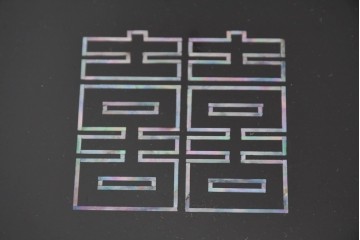 中古　美品　高級品　螺鈿細工の風景装飾が映える黒塗りの飾り棚　(R-085290)