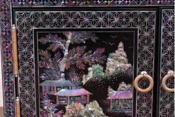 中古　美品　高級品　螺鈿細工の風景装飾が映える黒塗りの飾り棚　(R-085290)