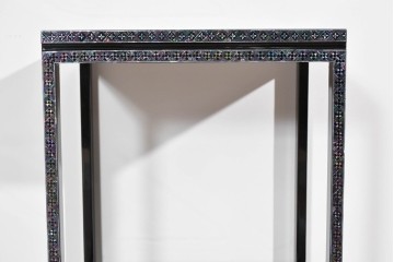 中古　美品　高級品　螺鈿細工の風景装飾が映える黒塗りの飾り棚　(R-085290)