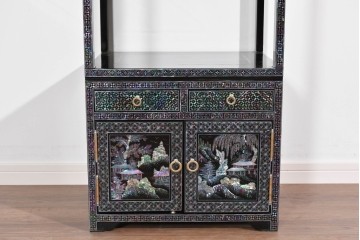 中古　美品　高級品　螺鈿細工の風景装飾が映える黒塗りの飾り棚　(R-085290)