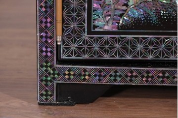 中古　美品　高級品　螺鈿細工の風景装飾が映える黒塗りの飾り棚　(R-085290)