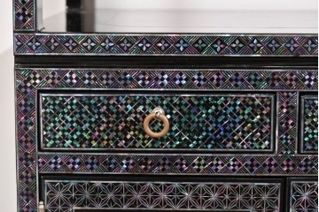 中古　美品　高級品　螺鈿細工の風景装飾が映える黒塗りの飾り棚　(R-085290)