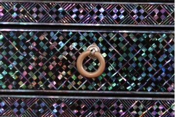 中古　美品　高級品　螺鈿細工の風景装飾が映える黒塗りの飾り棚　(R-085290)