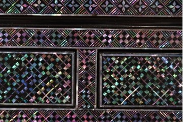 中古　美品　高級品　螺鈿細工の風景装飾が映える黒塗りの飾り棚　(R-085290)