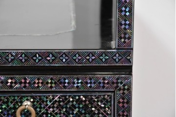 中古　美品　高級品　螺鈿細工の風景装飾が映える黒塗りの飾り棚　(R-085290)