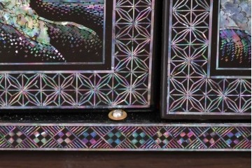 中古　美品　高級品　螺鈿細工の風景装飾が映える黒塗りの飾り棚　(R-085290)