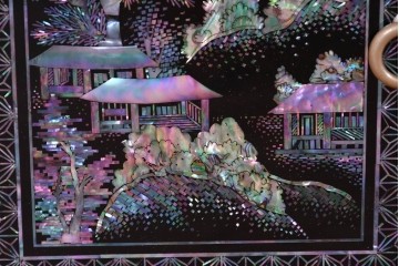 中古　美品　高級品　螺鈿細工の風景装飾が映える黒塗りの飾り棚　(R-085290)