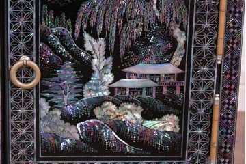 中古　美品　高級品　螺鈿細工の風景装飾が映える黒塗りの飾り棚　(R-085290)