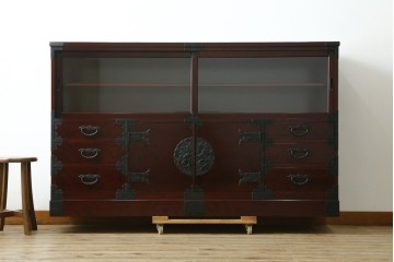 中古　美品　二本松工藝館　田中家具　金具装飾が格調高い印象を与える観音開きの収納箪笥　定価約88万円　(R-085293)