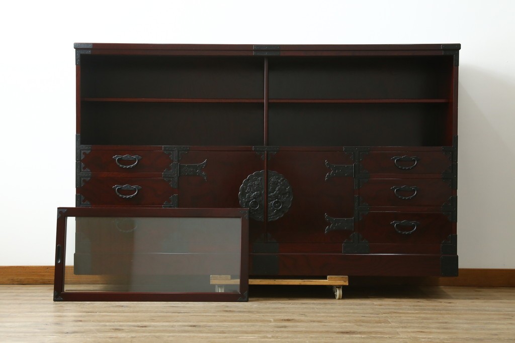 中古　美品　二本松工藝館　田中家具　金具装飾が格調高い印象を与える観音開きの収納箪笥　定価約88万円　(R-085293)