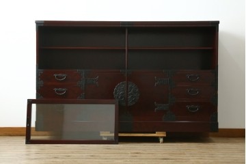 中古　美品　二本松工藝館　田中家具　金具装飾が格調高い印象を与える観音開きの収納箪笥　定価約88万円　(R-085293)