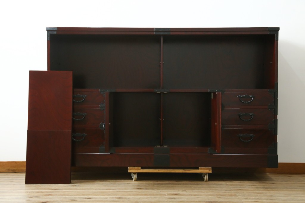 中古　美品　二本松工藝館　田中家具　金具装飾が格調高い印象を与える観音開きの収納箪笥　定価約88万円　(R-085293)