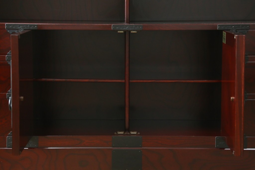 中古　美品　二本松工藝館　田中家具　金具装飾が格調高い印象を与える観音開きの収納箪笥　定価約88万円　(R-085293)