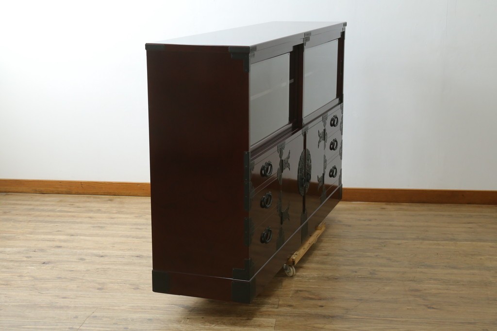 中古　美品　二本松工藝館　田中家具　金具装飾が格調高い印象を与える観音開きの収納箪笥　定価約88万円　(R-085293)