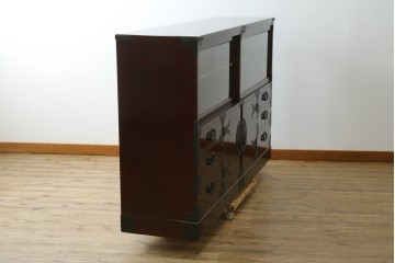 中古　美品　二本松工藝館　田中家具　金具装飾が格調高い印象を与える観音開きの収納箪笥　定価約88万円　(R-085293)