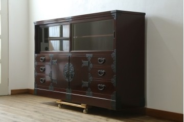 中古　美品　二本松工藝館　田中家具　金具装飾が格調高い印象を与える観音開きの収納箪笥　定価約88万円　(R-085293)