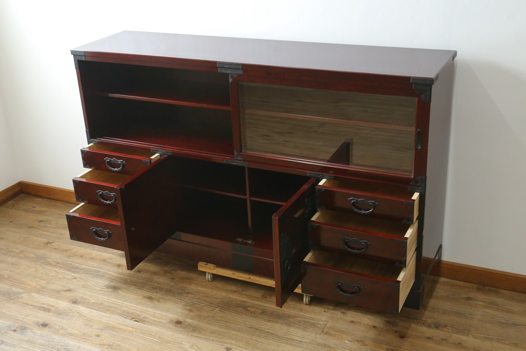 中古　美品　二本松工藝館　田中家具　金具装飾が格調高い印象を与える観音開きの収納箪笥　定価約88万円　(R-085293)