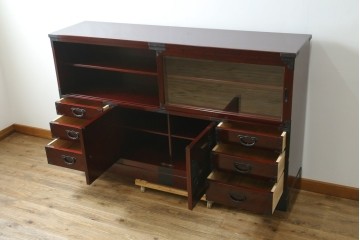 中古　美品　二本松工藝館　田中家具　金具装飾が格調高い印象を与える観音開きの収納箪笥　定価約88万円　(R-085293)