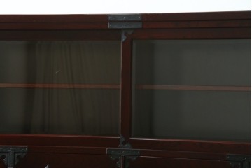 中古　美品　二本松工藝館　田中家具　金具装飾が格調高い印象を与える観音開きの収納箪笥　定価約88万円　(R-085293)