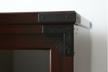 中古　美品　二本松工藝館　田中家具　金具装飾が格調高い印象を与える観音開きの収納箪笥　定価約88万円　(R-085293)