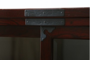 中古　美品　二本松工藝館　田中家具　金具装飾が格調高い印象を与える観音開きの収納箪笥　定価約88万円　(R-085293)
