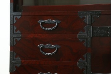 中古　美品　二本松工藝館　田中家具　金具装飾が格調高い印象を与える観音開きの収納箪笥　定価約88万円　(R-085293)