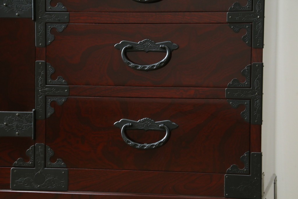 中古　美品　二本松工藝館　田中家具　金具装飾が格調高い印象を与える観音開きの収納箪笥　定価約88万円　(R-085293)