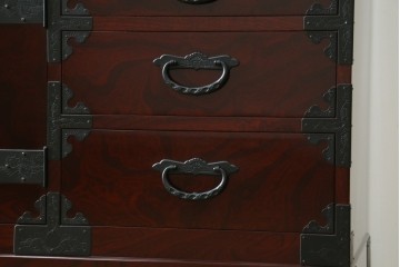 中古　美品　二本松工藝館　田中家具　金具装飾が格調高い印象を与える観音開きの収納箪笥　定価約88万円　(R-085293)
