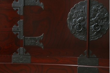 中古　美品　二本松工藝館　田中家具　金具装飾が格調高い印象を与える観音開きの収納箪笥　定価約88万円　(R-085293)