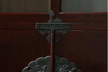 中古　美品　二本松工藝館　田中家具　金具装飾が格調高い印象を与える観音開きの収納箪笥　定価約88万円　(R-085293)