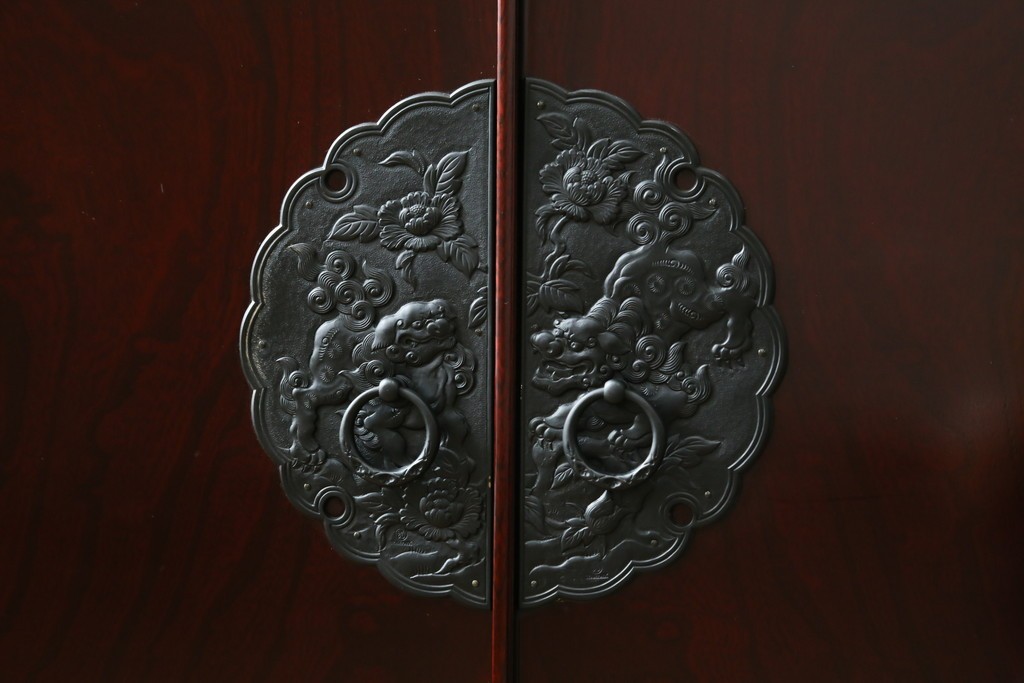 中古　美品　二本松工藝館　田中家具　金具装飾が格調高い印象を与える観音開きの収納箪笥　定価約88万円　(R-085293)