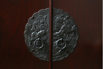 中古　美品　二本松工藝館　田中家具　金具装飾が格調高い印象を与える観音開きの収納箪笥　定価約88万円　(R-085293)
