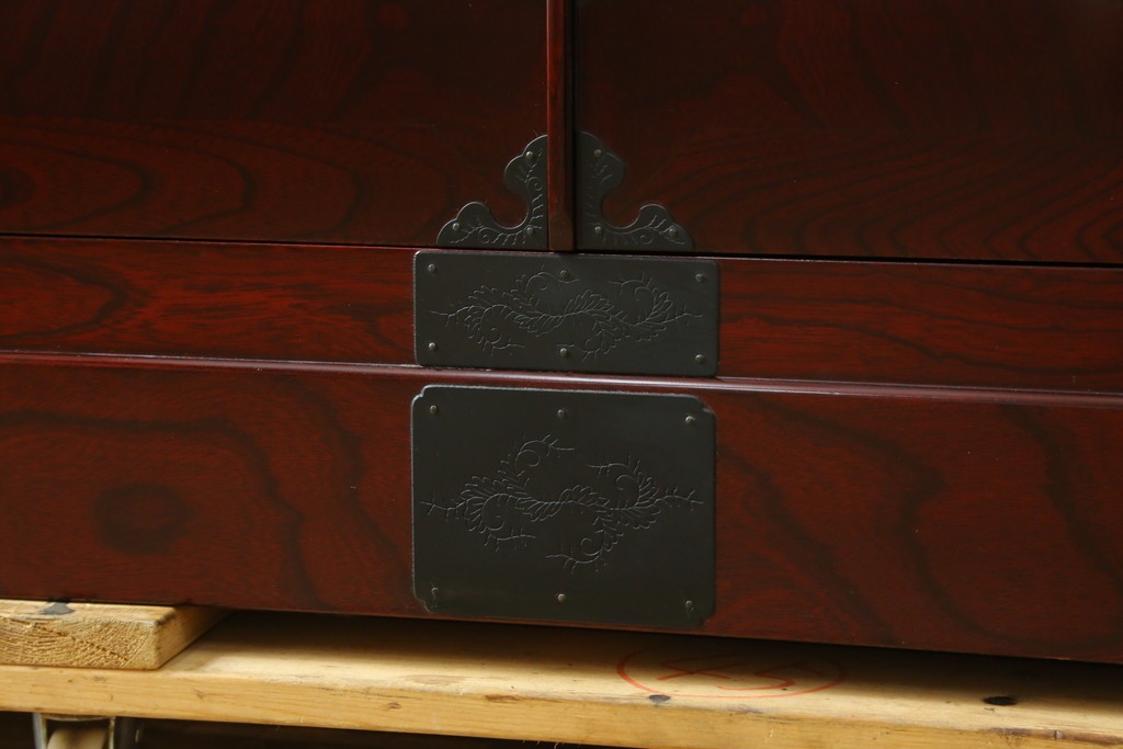 中古　美品　二本松工藝館　田中家具　金具装飾が格調高い印象を与える観音開きの収納箪笥　定価約88万円　(R-085293)