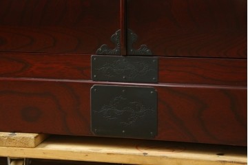 中古　美品　二本松工藝館　田中家具　金具装飾が格調高い印象を与える観音開きの収納箪笥　定価約88万円　(R-085293)