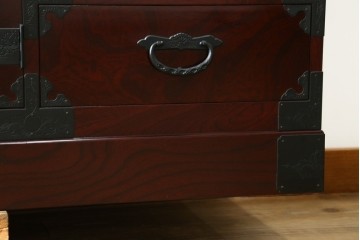 中古　美品　二本松工藝館　田中家具　金具装飾が格調高い印象を与える観音開きの収納箪笥　定価約88万円　(R-085293)