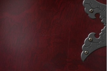 中古　美品　二本松工藝館　田中家具　金具装飾が格調高い印象を与える観音開きの収納箪笥　定価約88万円相当　(R-085293)