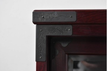 中古　美品　二本松工藝館　田中家具　金具装飾が格調高い印象を与える観音開きの収納箪笥　定価約88万円相当　(R-085293)