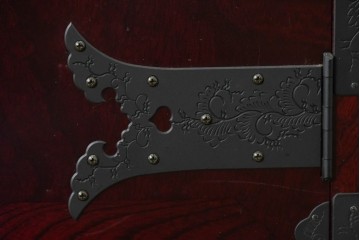 中古　美品　二本松工藝館　田中家具　金具装飾が格調高い印象を与える観音開きの収納箪笥　定価約88万円相当　(R-085293)