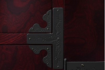 中古　美品　二本松工藝館　田中家具　金具装飾が格調高い印象を与える観音開きの収納箪笥　定価約88万円相当　(R-085293)