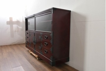 中古　美品　二本松工藝館　田中家具　金具装飾が格調高い印象を与える観音開きの収納箪笥　定価約88万円相当　(R-085293)