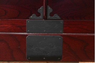 中古　美品　二本松工藝館　田中家具　金具装飾が格調高い印象を与える観音開きの収納箪笥　定価約88万円相当　(R-085293)