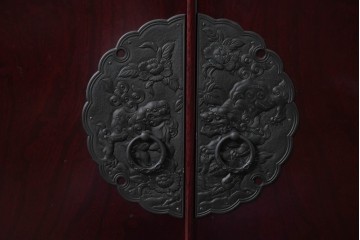 中古　美品　二本松工藝館　田中家具　金具装飾が格調高い印象を与える観音開きの収納箪笥　定価約88万円相当　(R-085293)