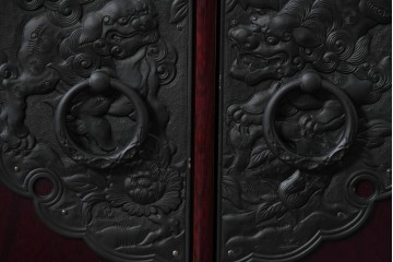 中古　美品　二本松工藝館　田中家具　金具装飾が格調高い印象を与える観音開きの収納箪笥　定価約88万円相当　(R-085293)