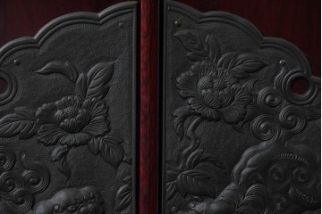 中古　美品　二本松工藝館　田中家具　金具装飾が格調高い印象を与える観音開きの収納箪笥　定価約88万円相当　(R-085293)