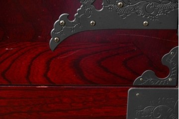 中古　美品　二本松工藝館　田中家具　金具装飾が格調高い印象を与える観音開きの収納箪笥　定価約88万円相当　(R-085293)