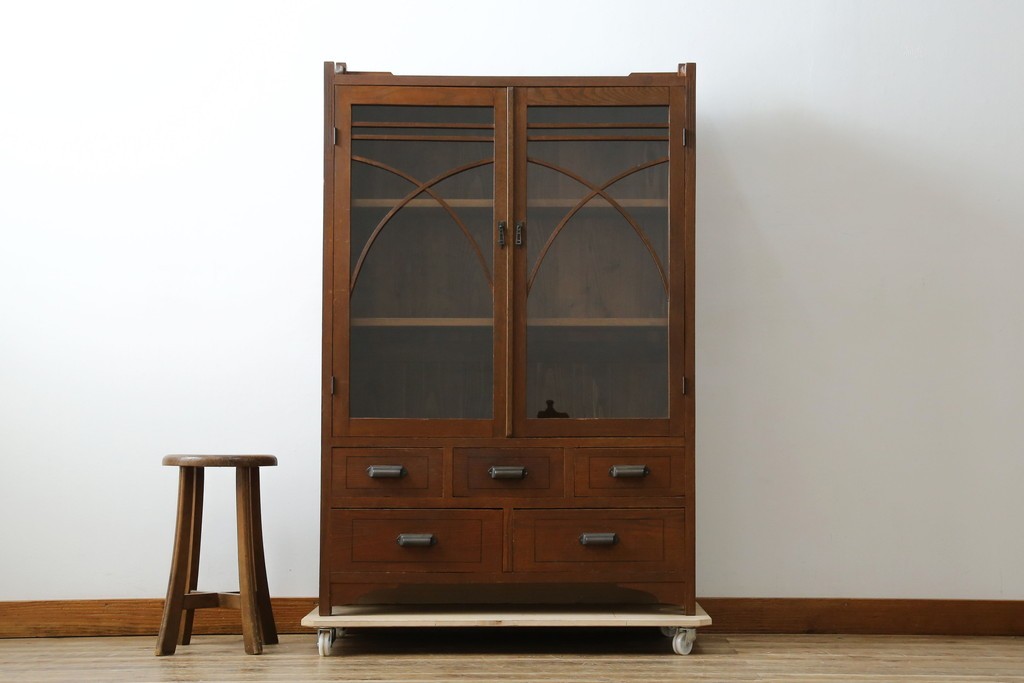 和製アンティーク　昭和初期　栗材　曲線意匠のガラス戸が味わい深い本箱　(R-085294)